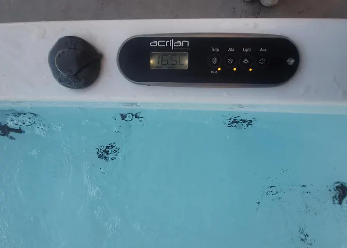Acropolis Oasis Jacuzzi